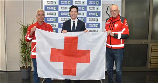 Giornata internazionale della Croce Rossa, il Comitato regionale Marche consegna la bandiera al presidente della Regione Acquaroli: il vessillo sventola a Palazzo Raffaello